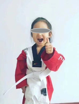 女童被虐打致重伤二级，后妈和生父涉嫌故意伤害罪被拘，女童亲妈称“她是故意的，她怎么不打自己的儿子”