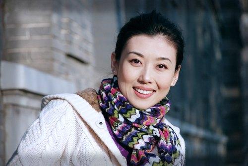央视主持李红真美真时髦，西装搭丝巾端庄高贵，气质美过周涛董卿
