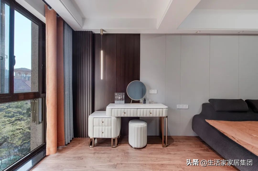 150㎡跃层四室，现代风装修很简约，大理石、胡桃木奏响空间序曲