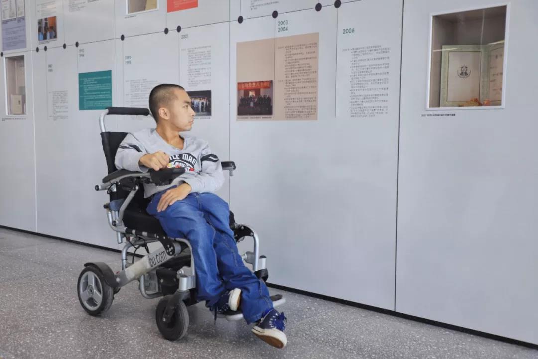 他从小瘫痪，妈妈背他上学，高考全县第四来浙大！有梦想谁都了不起！