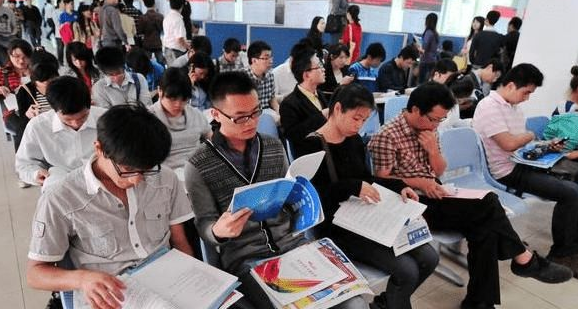 公务员考试培训班暗藏猫腻，有些教师明知道结果，却什么也不说