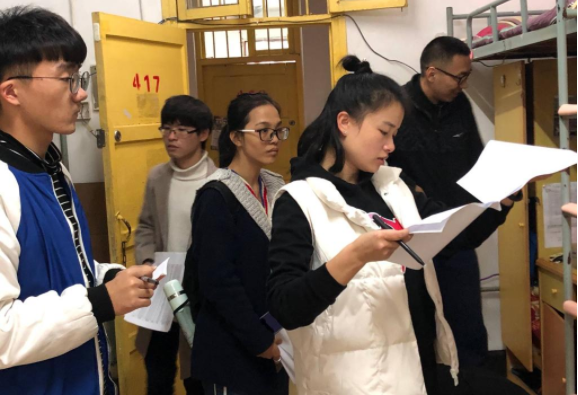 大学辅导员到底哪好，为啥名校毕业生都争抢？看完收入水平明白了