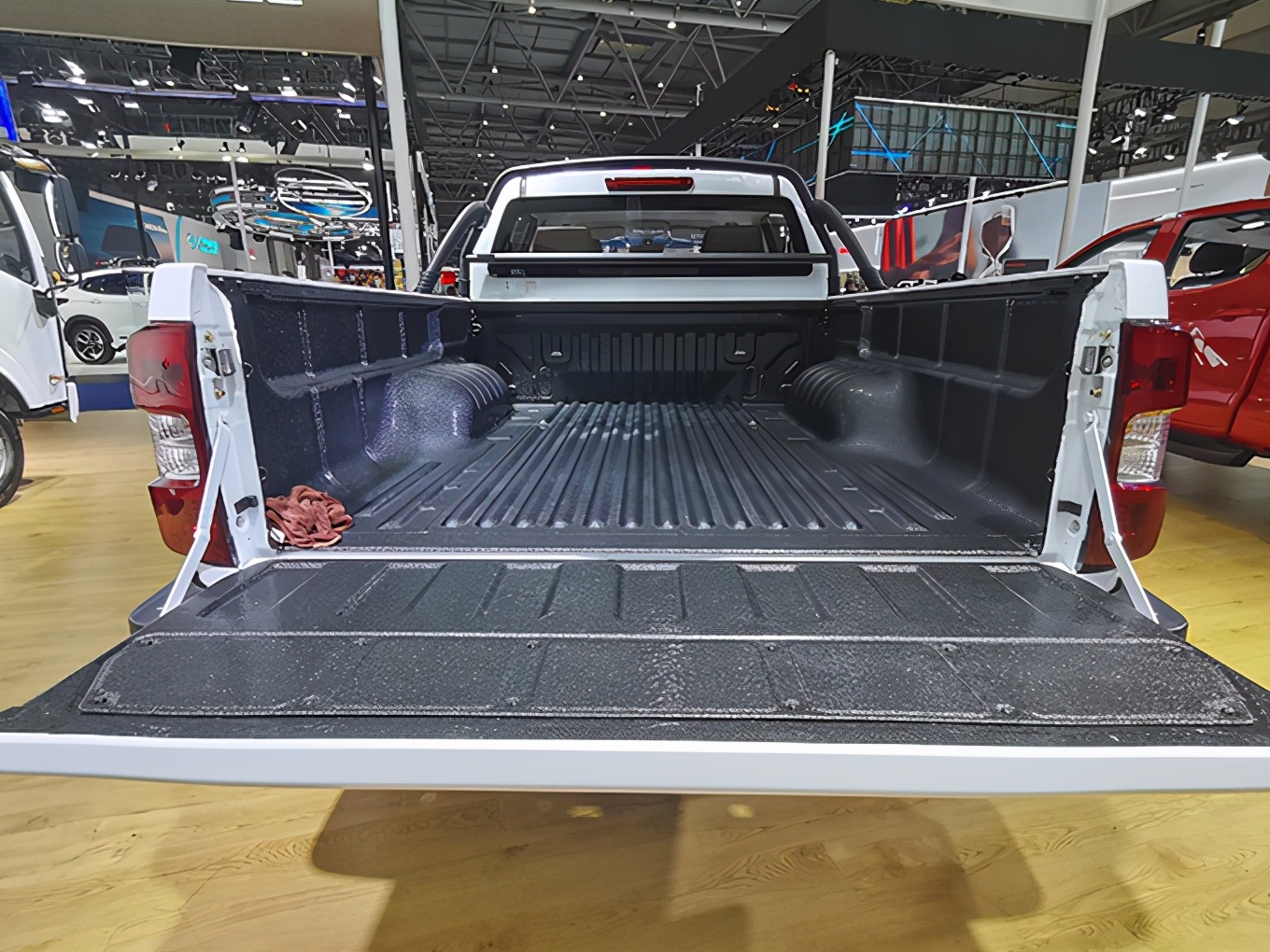 ����EV�￧Ƥ���������쳵չ����������﮵�أ�����375km