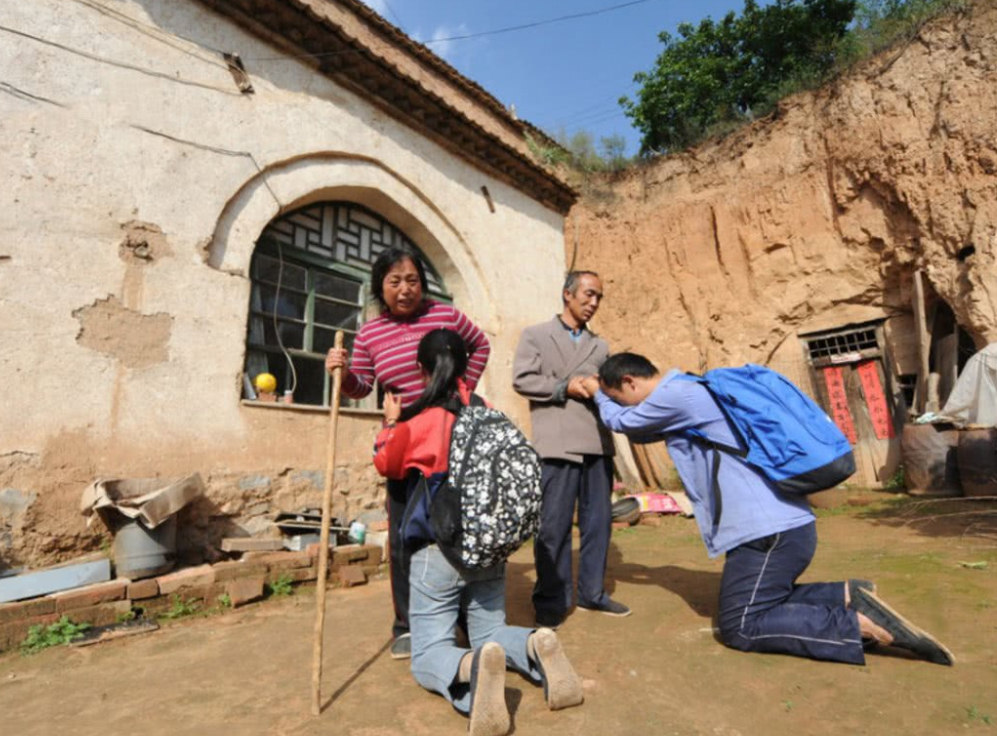 普通家庭供一名大学生，4年要花多少钱？算出来有些“吓人”