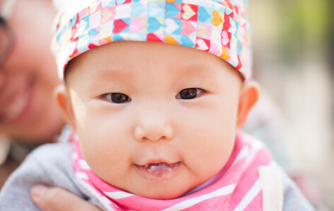 宝宝婴儿时期吐口水是怎么回事？会对宝宝有影响吗？妈妈们要注意