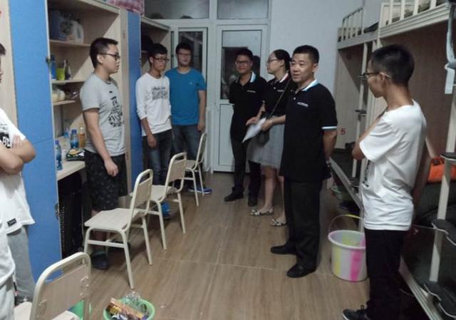 大一新生寝室标语火了，辅导员看了哭笑不得，网友：00后果然有才