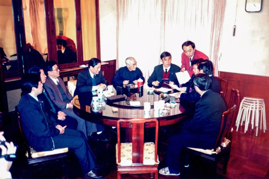 南怀瑾：大师or骗子？他的书，北大教授暗讽文盲才看，是不懂读法