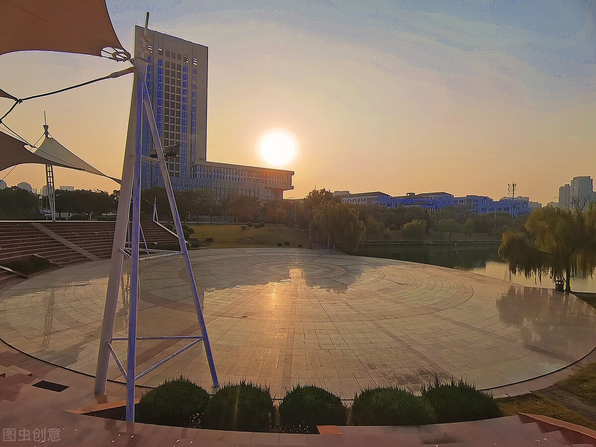 1所211大学，4年内7位院长被挖走，背后原因有哪些？