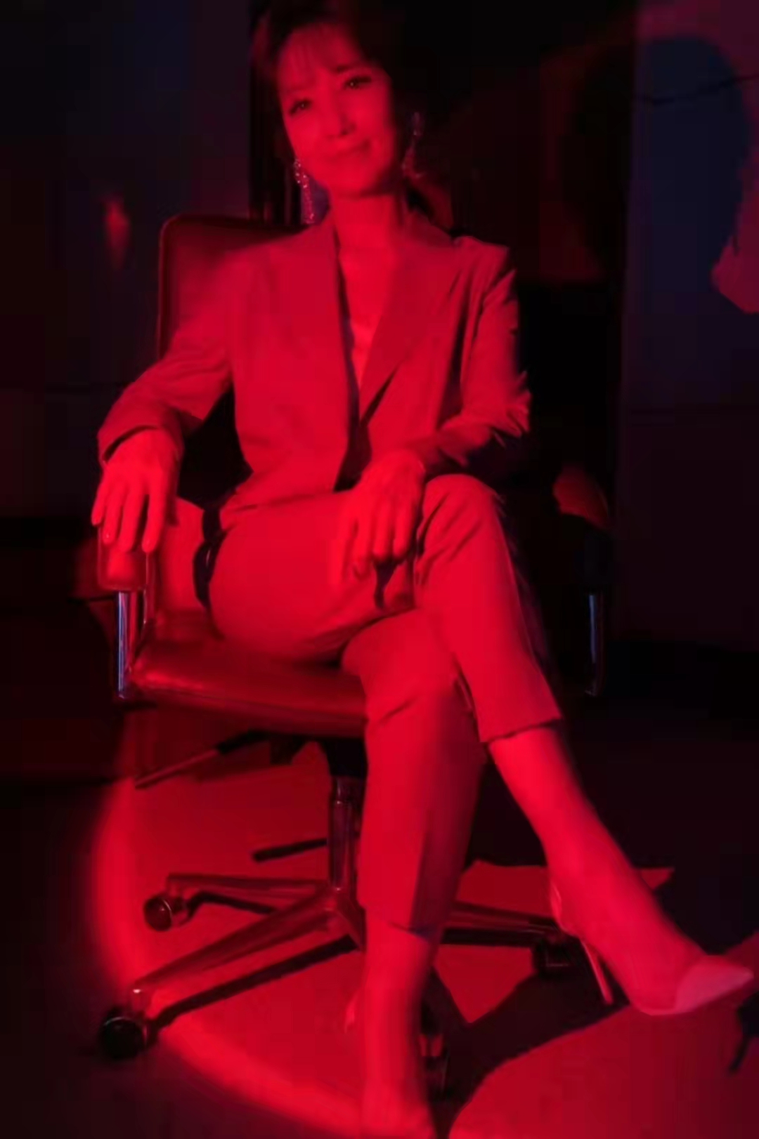 女星万圣节造型惊艳！毛晓彤魔女张嘉倪天使，赵雅芝化身霸气女王