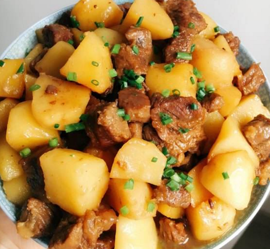 红烧牛肉怎么做？四川人常这样烧，瘦软不柴，一大盘端上桌就抢光