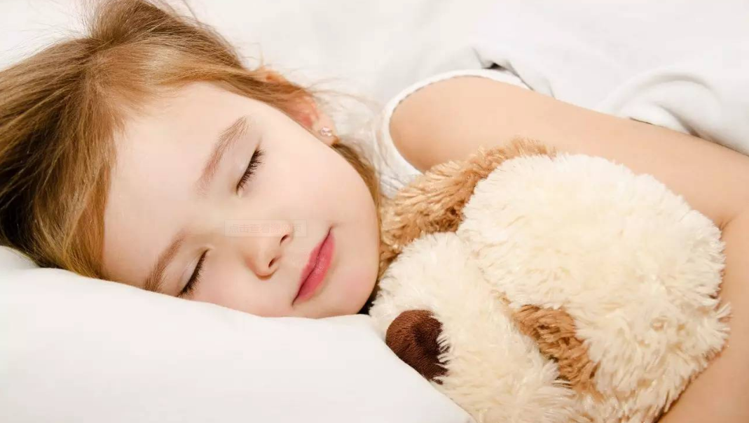 男孩按住女孩大胆亲吻，家长崩溃，你还觉得孩子的性教育太早吗？