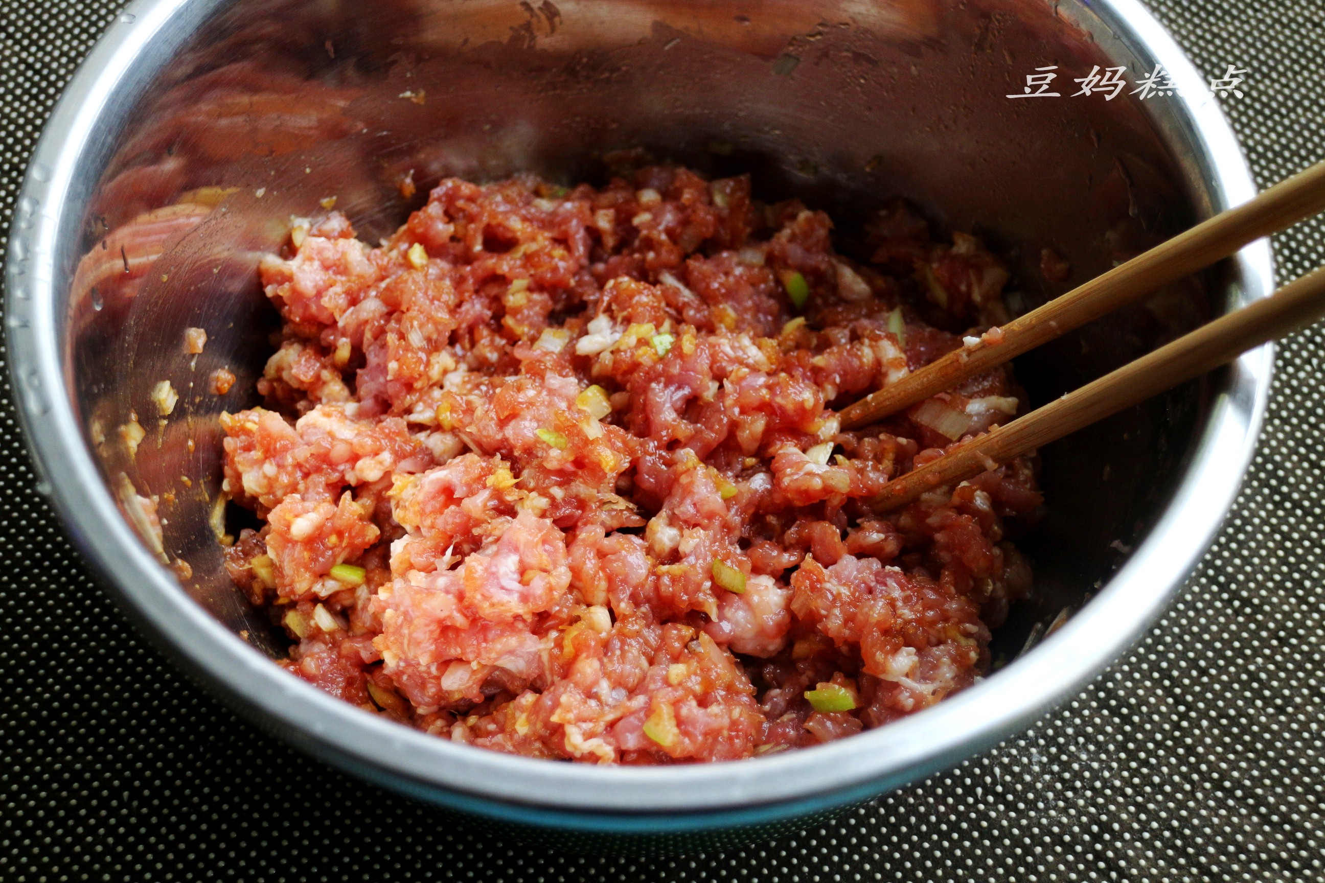 莲藕猪肉馅饺子的做法,香脆可口,从小到大吃不够