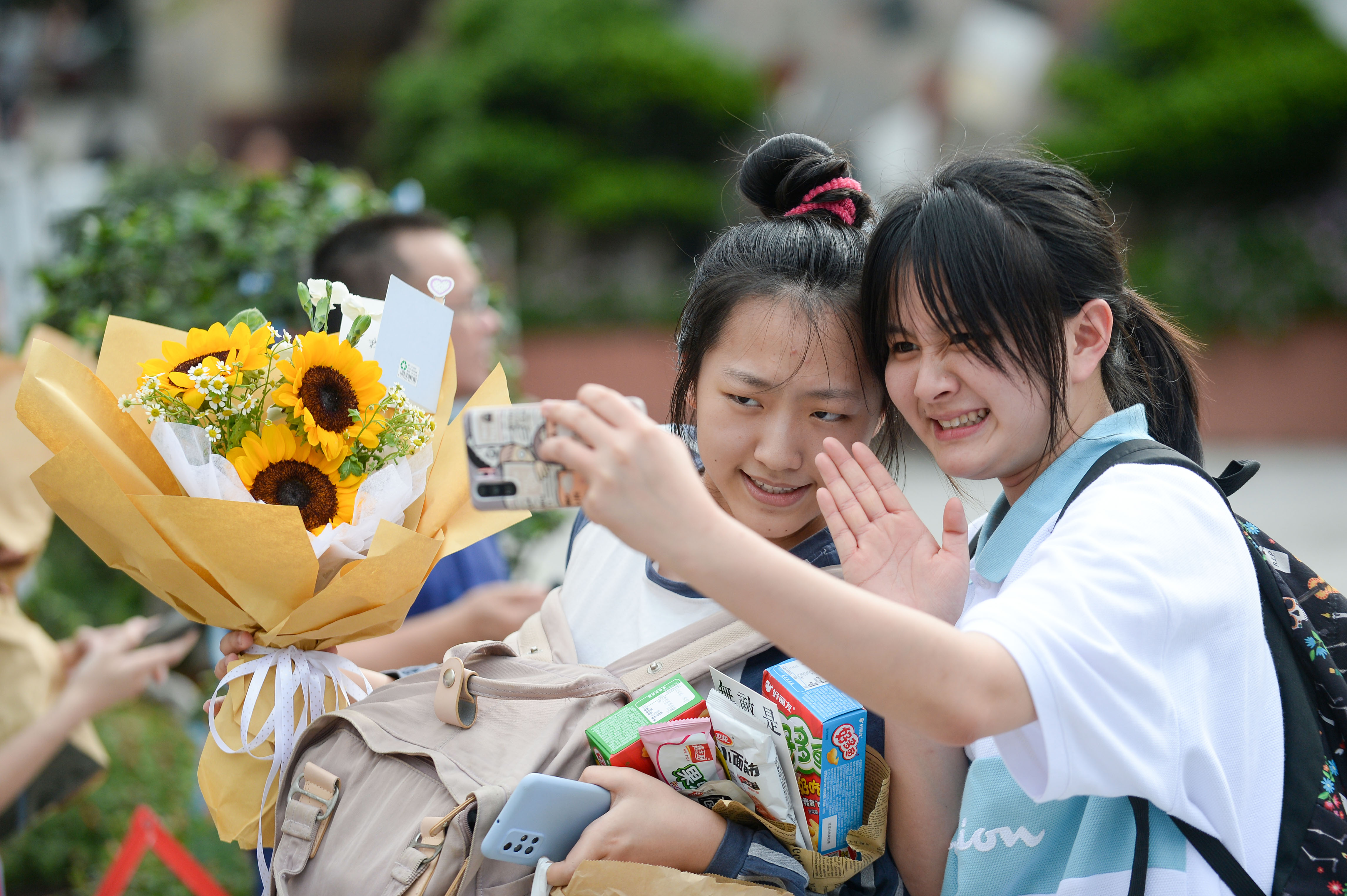 考完啦，来个抱抱吧！2021新高考落幕，成绩预计本月24日左右公布