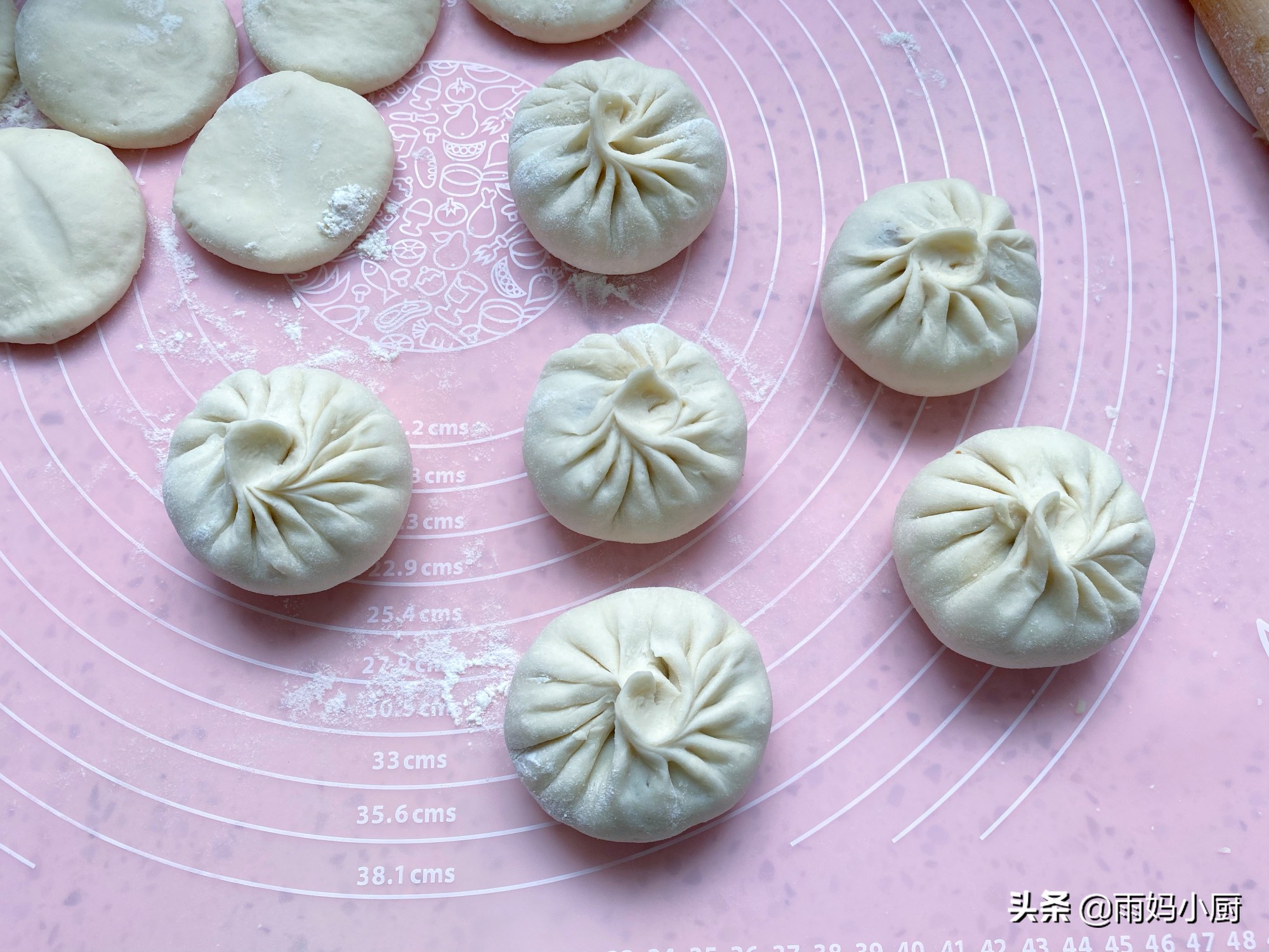 香菇木耳猪肉包子的家常做法，1次发酵真省事，外皮暄软馅料多汁