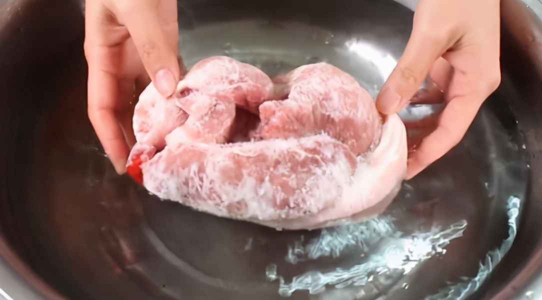 解冻肉不能直接用水泡，卖肉老板教我3招，迅速解冻和鲜肉一样鲜