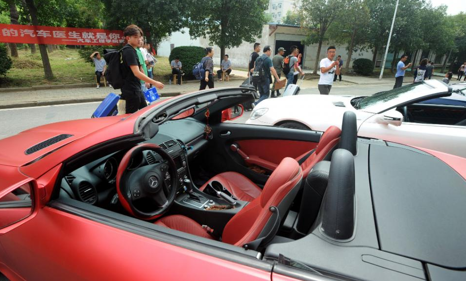 大一新生开学，家长开百万豪车送学生报到，导员：家长做法欠妥