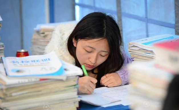 高考前后对比图火了，颜值差距堪比“整容”，家庭地位直线下降