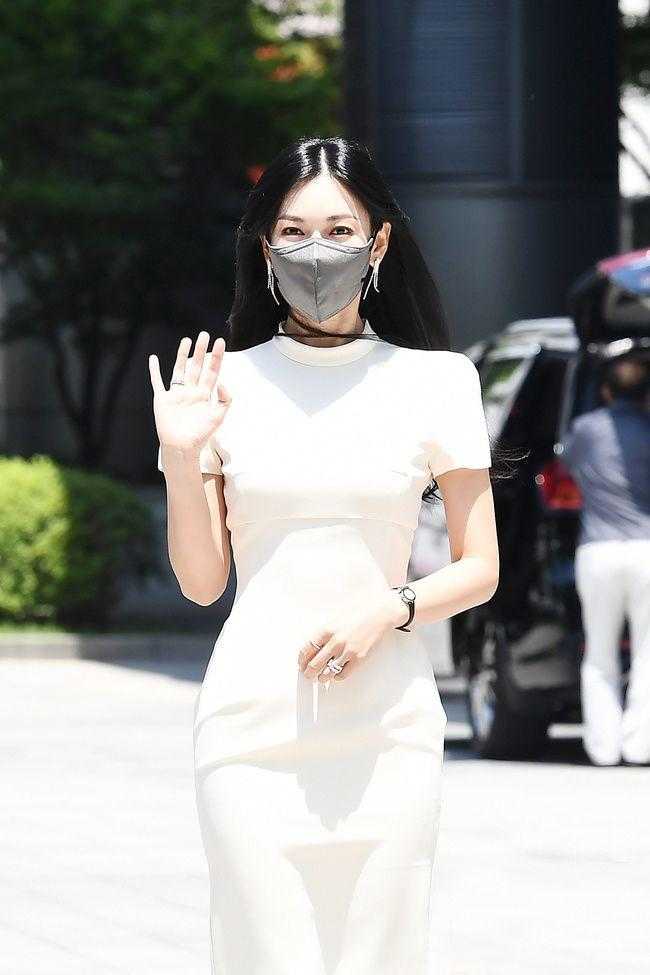 金素妍才是“尤物身材”，一袭白色连衣裙太养眼，堪称韩国魔女