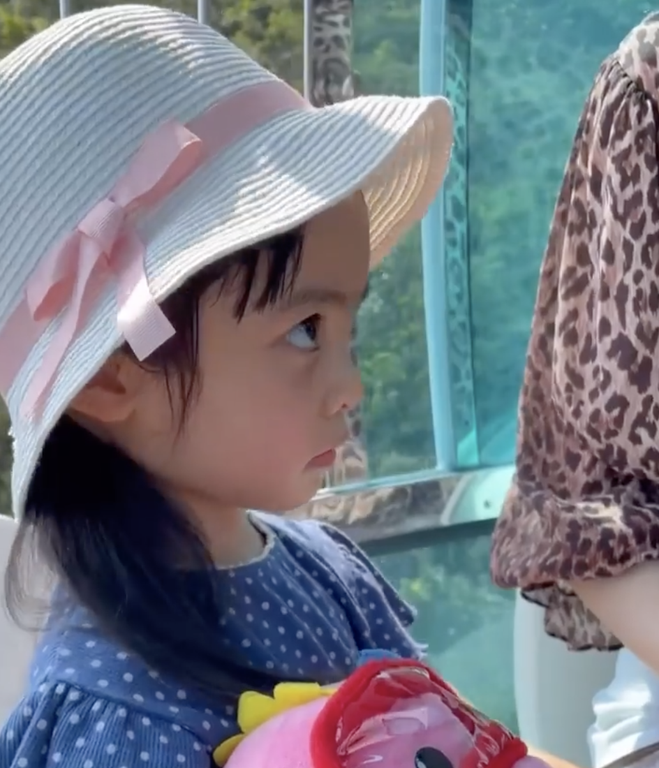 熊黛林晒女儿视频，母女聊天无障碍，姐姐口齿清晰漂亮似洋娃娃