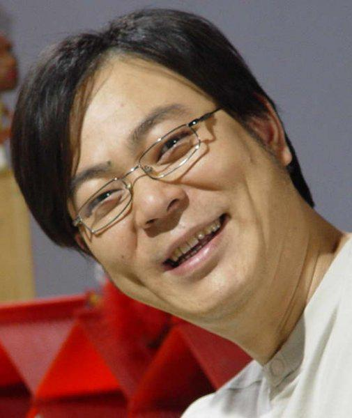 凭借反派嫪毐红起来的高亚麟,一股脑接到了不少反派剧本,就在2004年