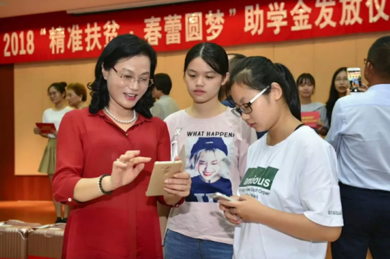 上了大学才知道，有种学生叫做“隐形贫困生”，他们并不是真的穷