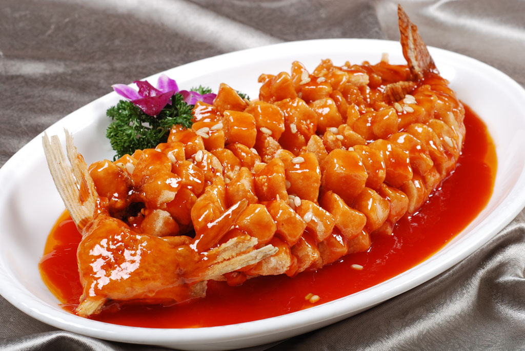 在保持每月零投诉,不定时推出特色菜,招牌菜,吸引顾客的到来,厨师长