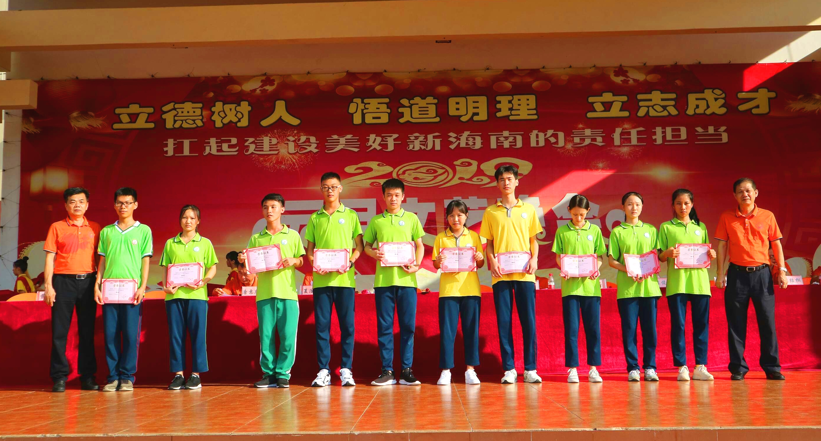 万宁市第二中学：“低进优出”，映日的荷花别样的红