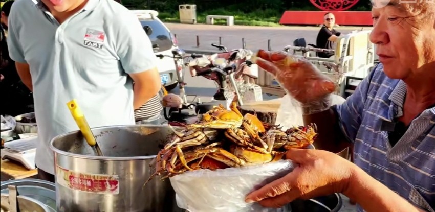 南京美女老板娘卖蟹黄包，8元一个肉多黄多，一天300斤螃蟹