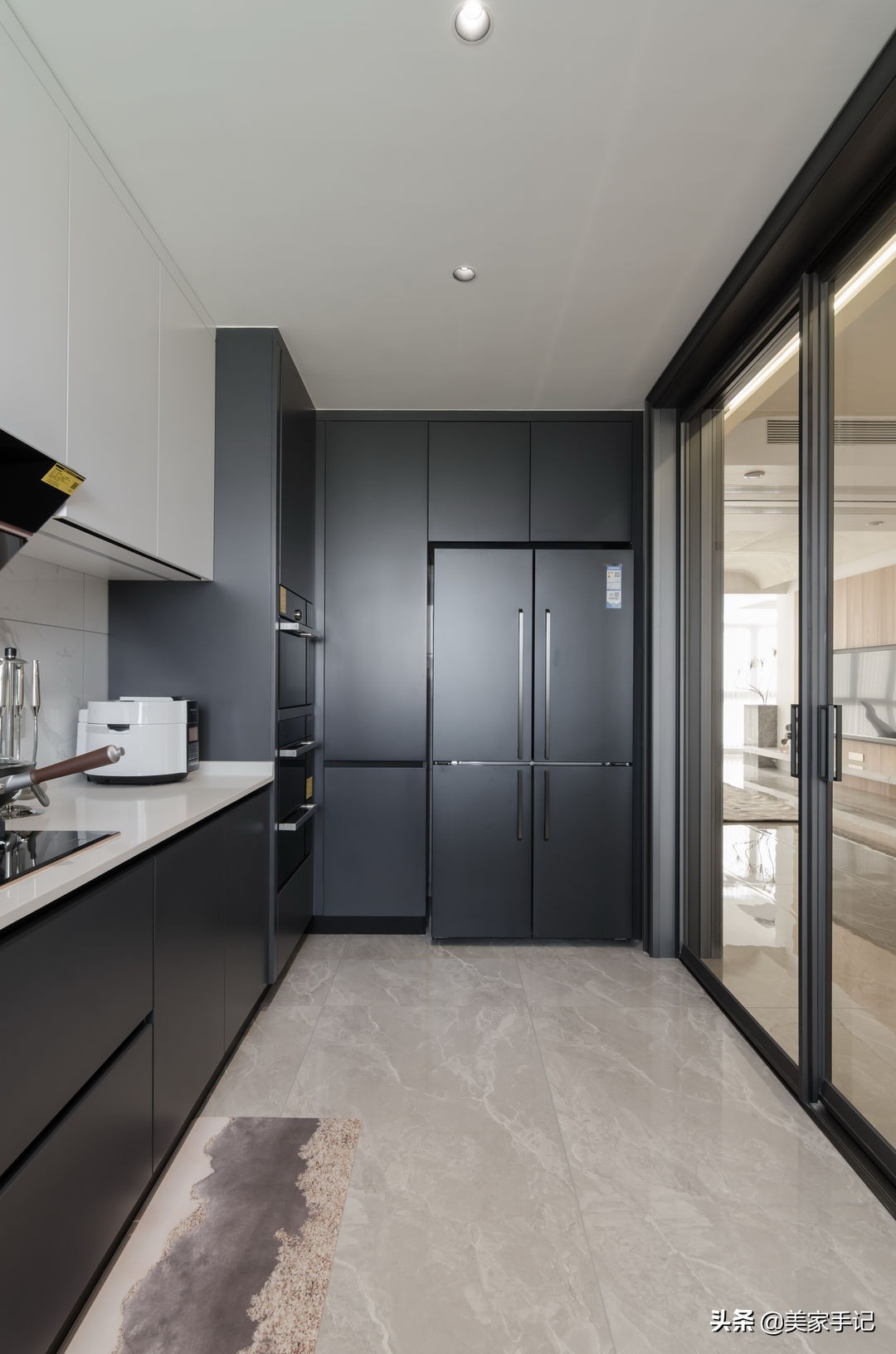 坚持极简主义的江苏夫妇，把家装修得一尘不染，看着都高级