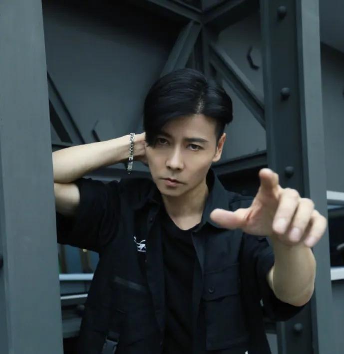 “女强男弱”，张晋凭什么能追到蔡少芬，看人品就知道了