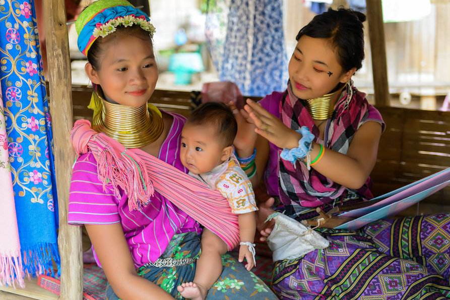 泰国长颈族女人:脖子必须戴着铜环,除了这三个时候可以取下来