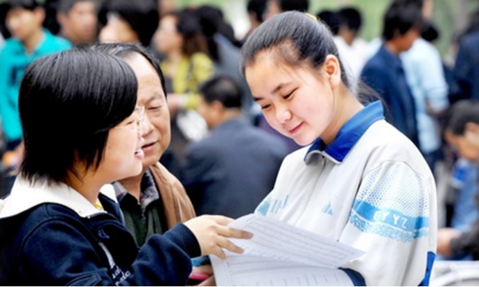 18年前他偷走高考试卷，准备好答案去考试，结果拿到试卷崩溃了