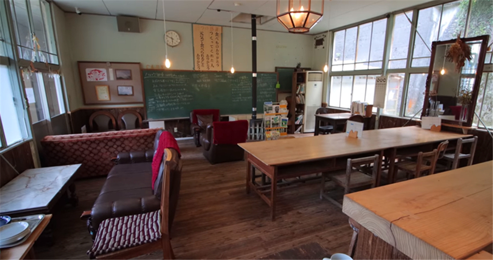 80后的他买下废弃学校，独居的日子一过就是7年，虽孤独却很自由