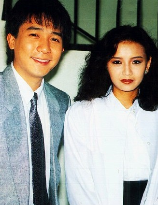 她是梁朝伟前女友，被闺蜜刘嘉玲夺爱，嫁豪门被气走，今54岁仍单身