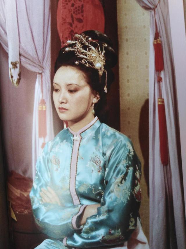 红楼妙笔绘凤姐，机锋暗藏讽姑言