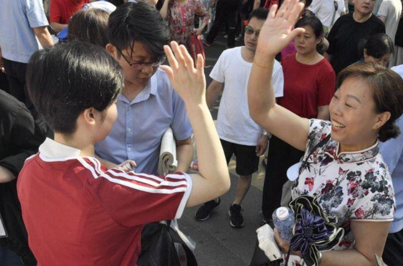 中高考当天，家长有必要“全程陪考”吗，机智的家长巧妙应对