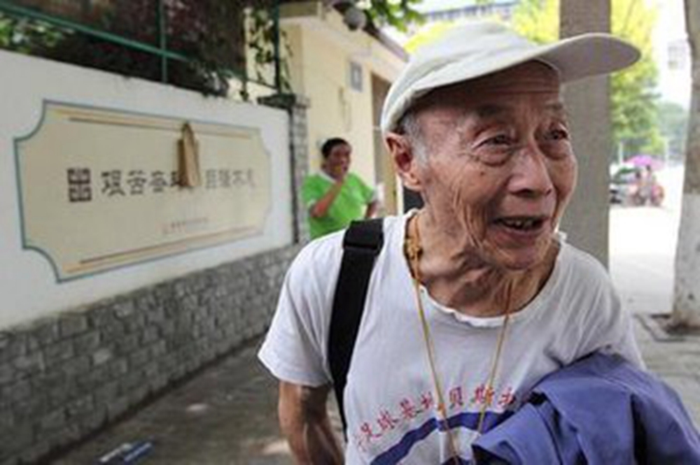 老照片回顾高考43年：哪一年最惊心动魄？