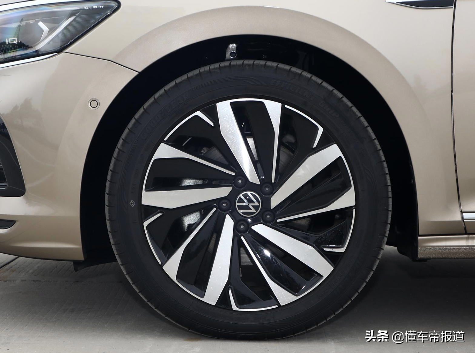 新车｜大众新款帕萨特到店，提供两种外观风格，等它还是选迈腾？