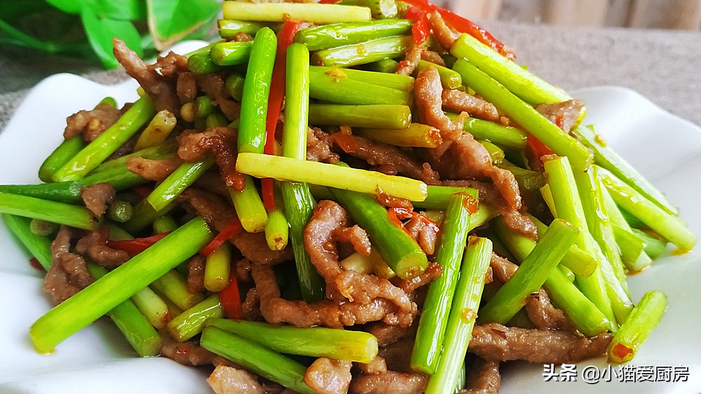 蒜苔炒肉好多人第一步就做错了(蒜苔炒肉百度经验)