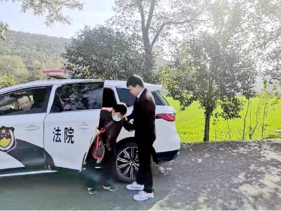 「善行义举」宝鸡渭滨法院干警执行路上送受困老人回家