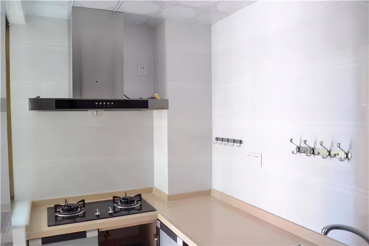 装修没钱只刷大白墙，发朋友圈晒新房装修效果，却引来满屏吐槽