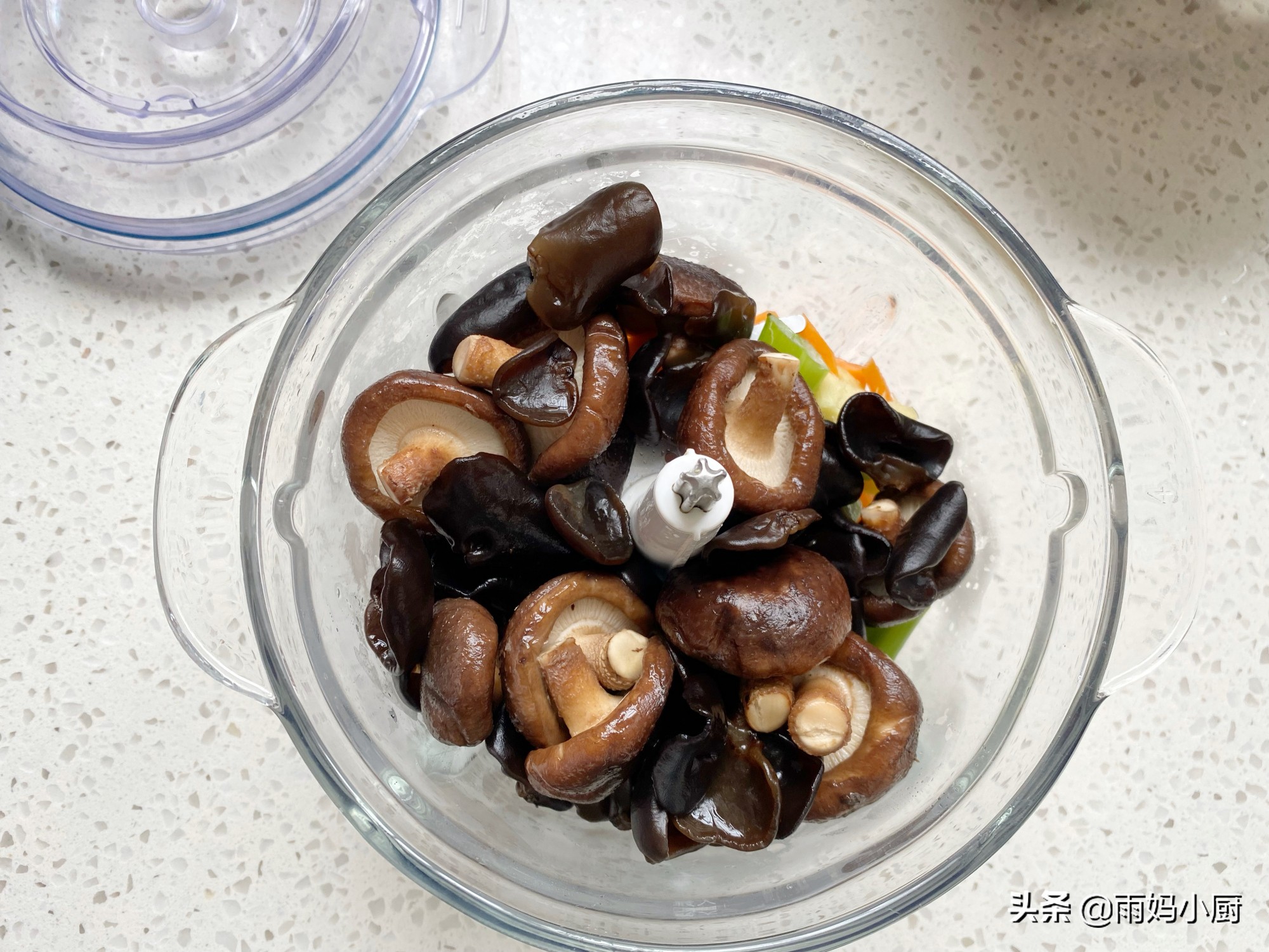 香菇木耳猪肉包子的家常做法，1次发酵真省事，外皮暄软馅料多汁