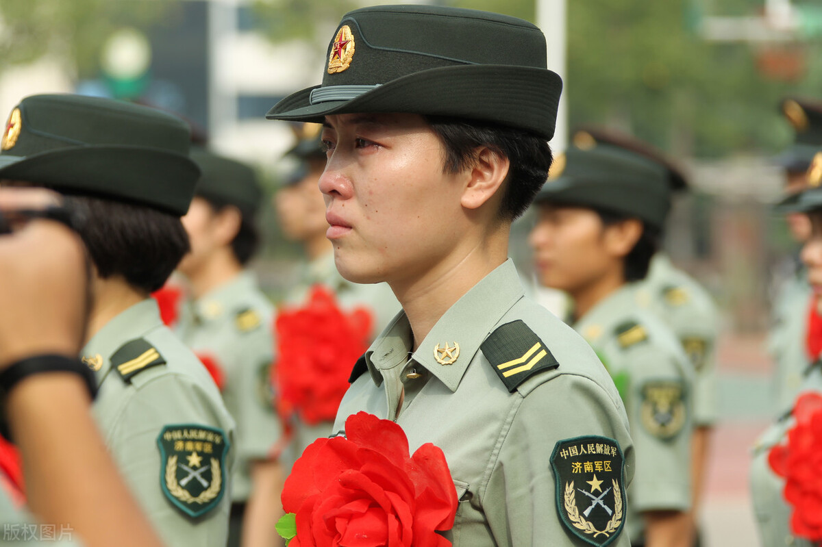 女儿大二入伍，父母希望她在部队报考军校，前途会怎么样？