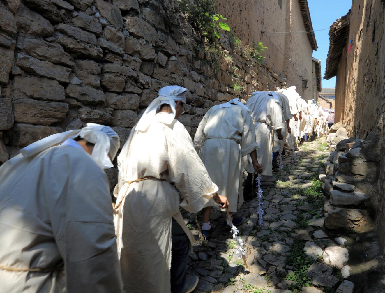 出殡 出殡时啥人能走在棺材前面,啥人该走在棺材后面