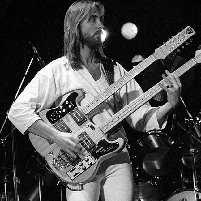 他们的明星吉他之一就是genesis乐队的mike rutherford所使用的那把