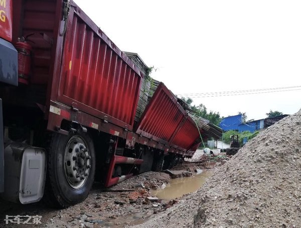 陷车后的解决办法，对了叫机智错了叫添乱，看老司机如何脱困