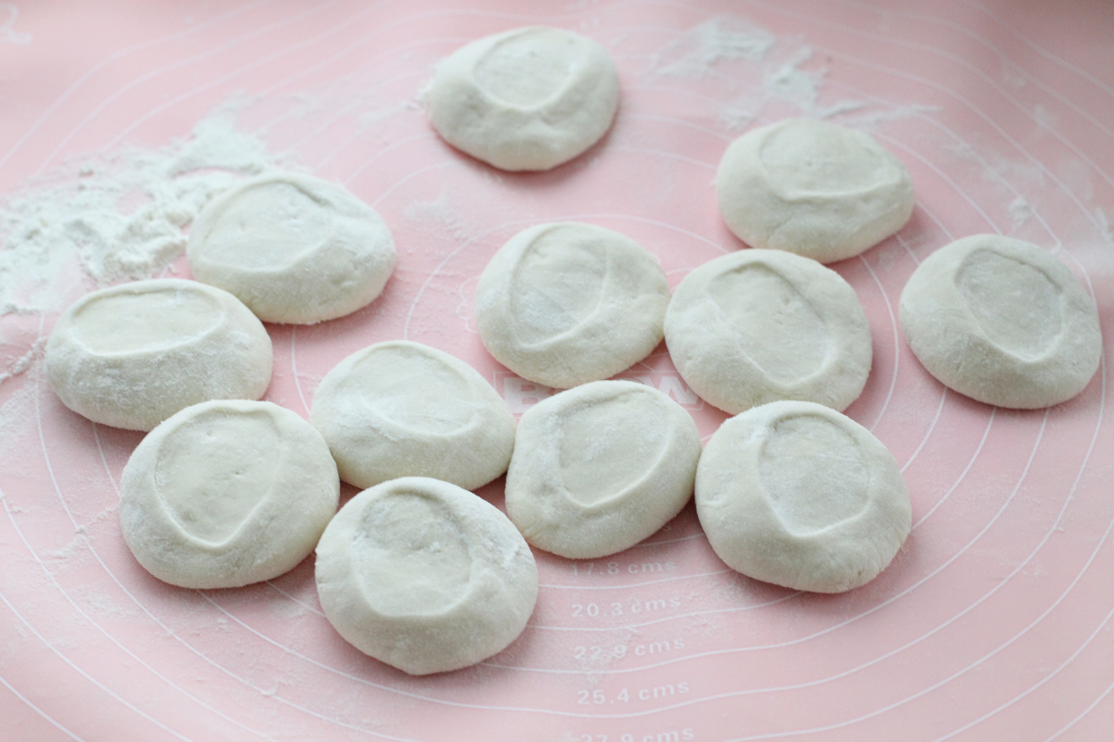 包子煎着吃，脆底鲜香咬一口冒汁儿，做法简单比外面卖得好吃多了