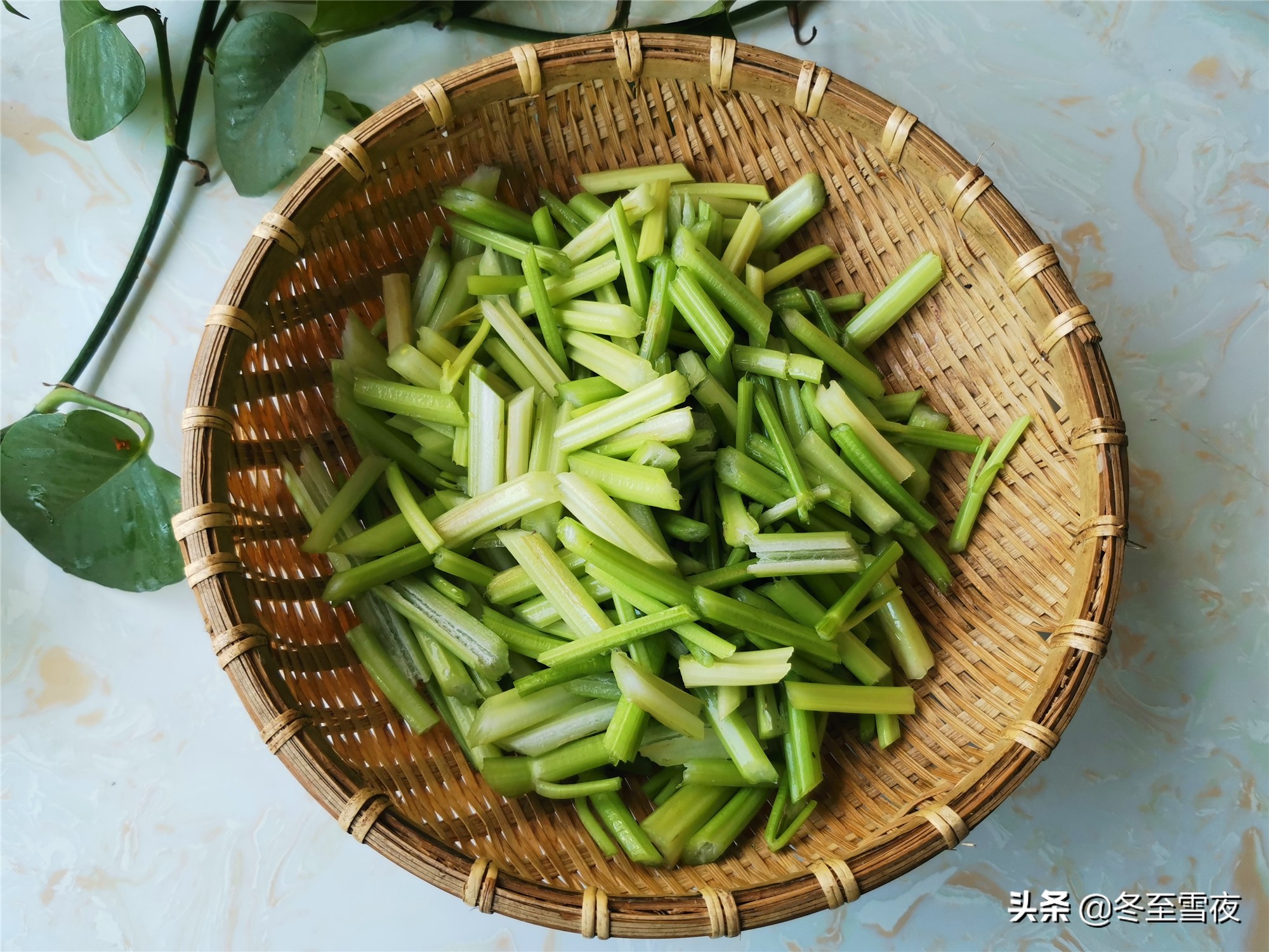 芹菜粉的做法（9步教你做东北的家常老菜）