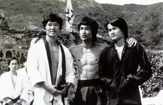 港版《上帝也疯狂》,周星驰林正英唯一的合作,“李小龙”来助阵