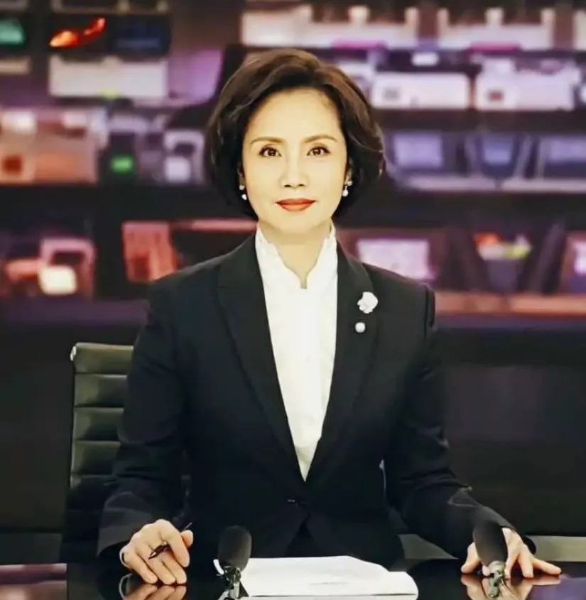 主持人徐莉:17岁入行,坚守播音行业43年,带着儿子嫁人幸福美满